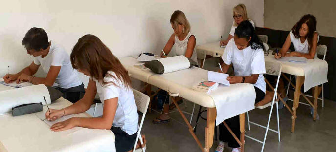 Allievi della On Zon Su School in aula di pratica della sede di Parma durante ai corsi di riflessologia plantare on zon su school