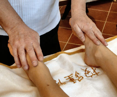 mani che massaggiano piede