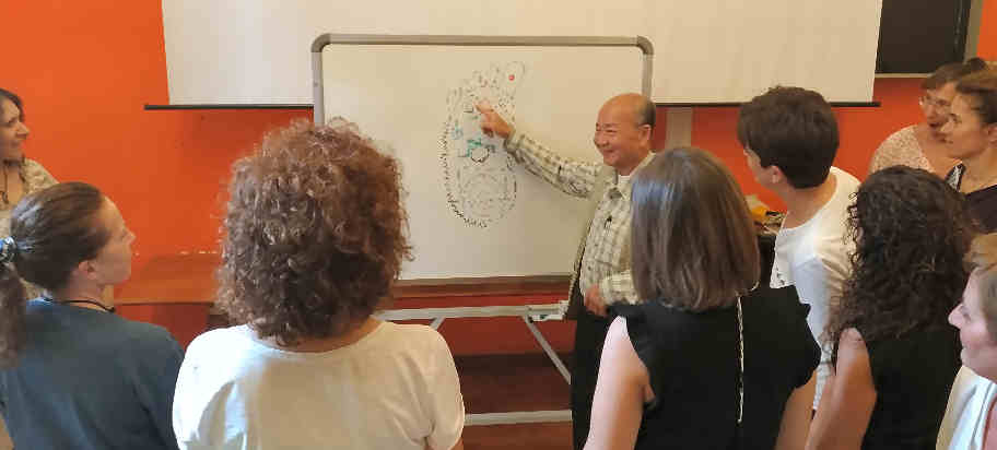 Il Maestro Ming medico di  MTC, caposcuola, durante una lezione per riflessologi ai nostri corsi di riflessologia plantare On Zon Su.