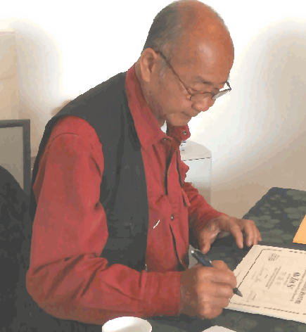 Il Maestro Ming Wong firma i diplomi dei corsi di riflessologia plantare On Zon Su a Verona. Diventa un riflessologo riconosciuto