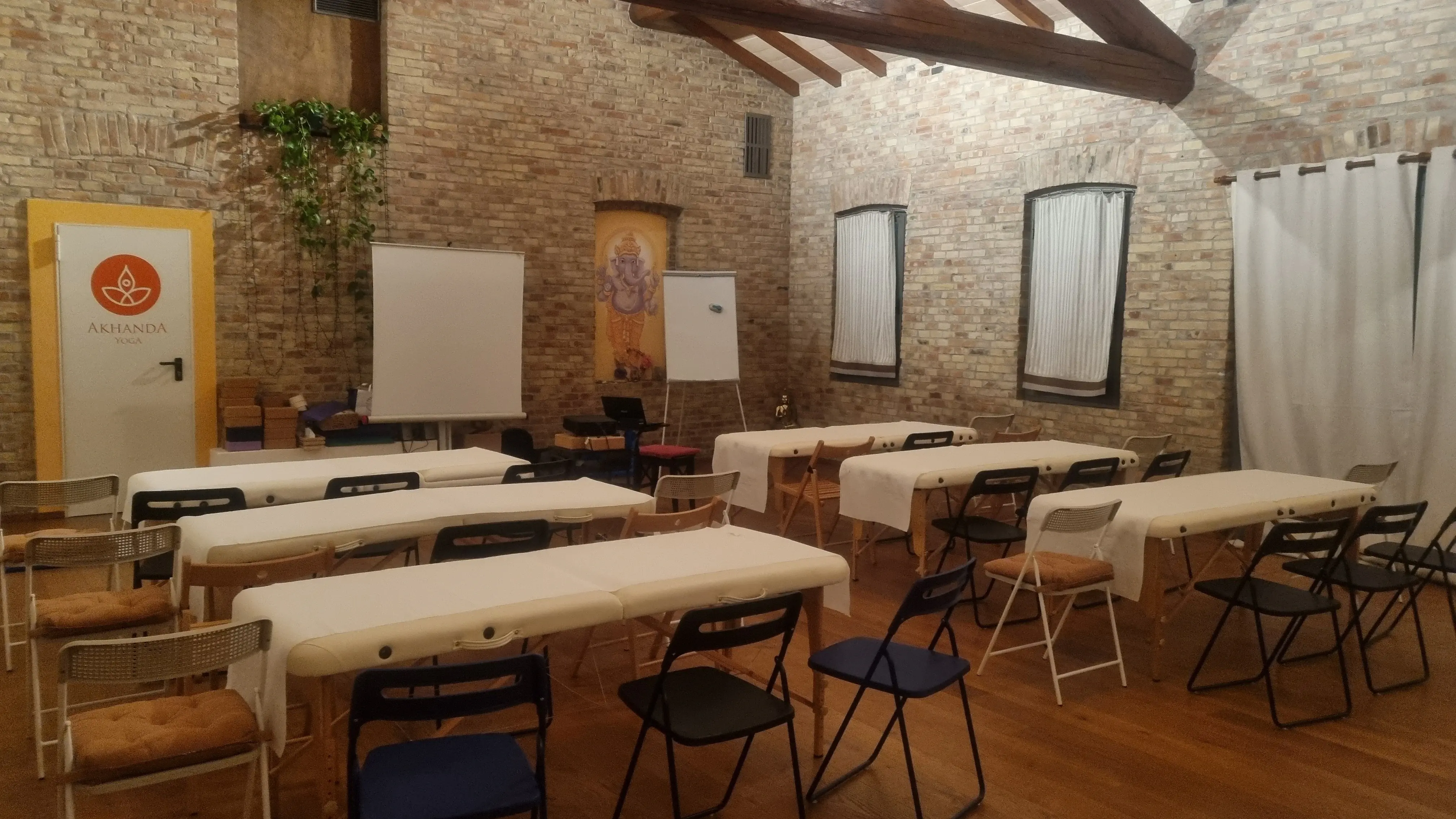 Aula attrezzata di una sede italiana dei corsi di riflessologia plantare On Zon Su con postazioni professionali per la pratica degli allievi