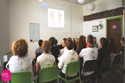 Gruppo di studio della scuola per riflessologi On Zon Su School durante una lezione con proiezioni di slide
