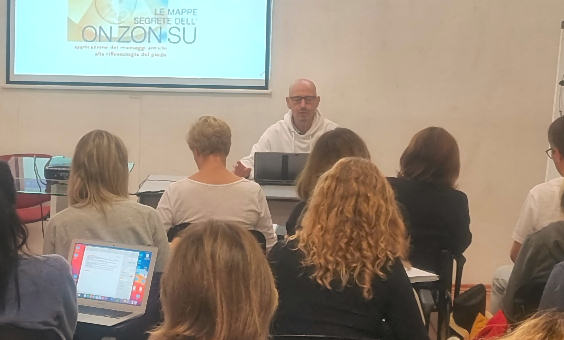 L'immagine mostra un docente della On Zon Su School di Verona durante un corso di riflessologiaplantare per aspiranti riflessologi