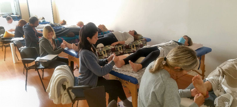 aula-corso-riflessologia-plantare-on zon su-lettini-massaggio