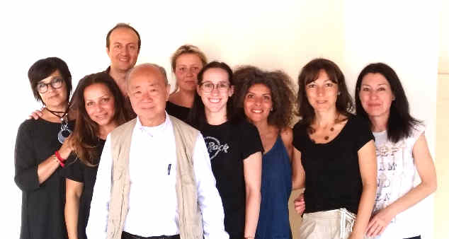La foto mostra un gruppo di studenti diplomato riflessologo nella sede di Mantova