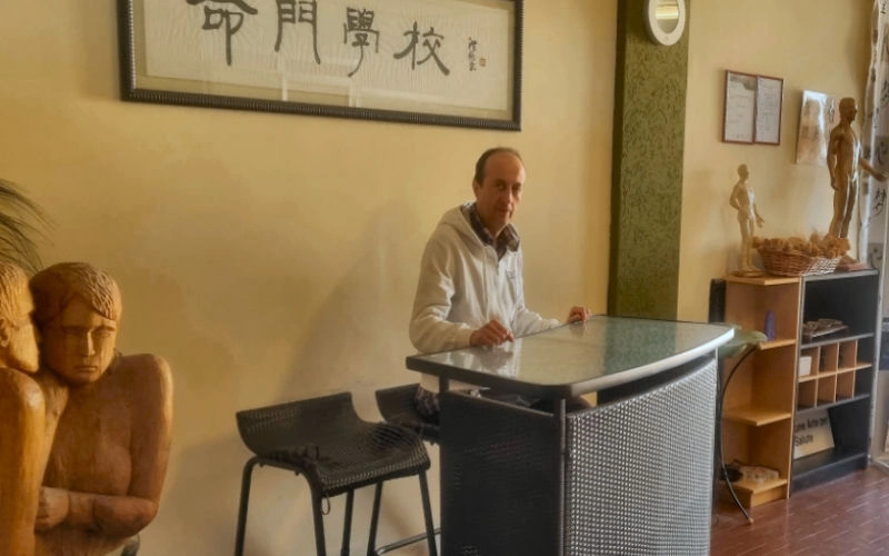 Area di accoglienza e accettazione in una delle sedi storiche, immagine illustrativa degli standard per i futuri corsi di riflessologia plantare a Brescia
