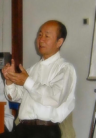 Maestro Dottor Ming Wong che spiega durante un corso di riflessologia plantare On Zon Su