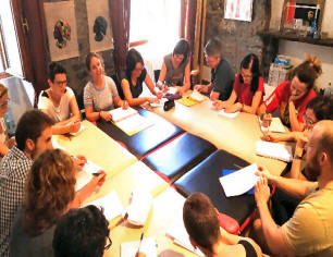 Futuri riflessologi della On Zon Su School impegnati in un esame scritto durante i corsi di riflessologia plantare.