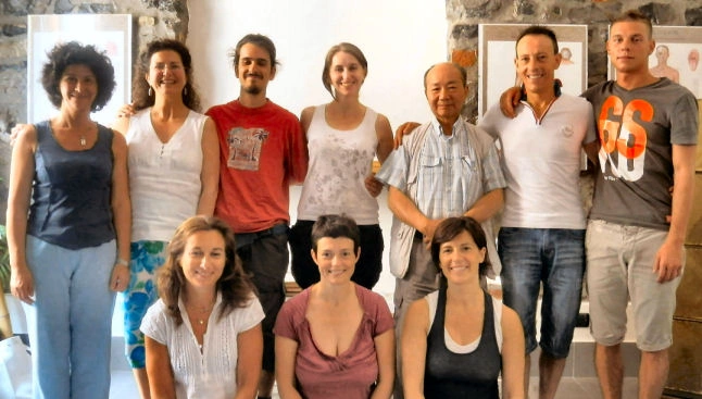 Gruppo di allievi diplomati della sede di Lecco al corso professionale di riflessologia plantare On Zon Su® con il Maestro Ming
