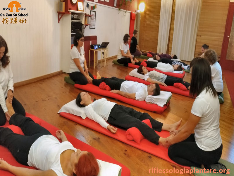 Allievi intenti nella pratica professionale di riflessologia plantare cinese On Zon Su® nella vicina sede di Sesto San Giovanni, punto di riferimento per l'area di Milano