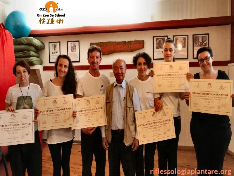 Gruppo di neo riflessologi plantari sorridenti assieme al Maestro Ming dopo aver superato gli esami nella sede On Zon Su School di Milano