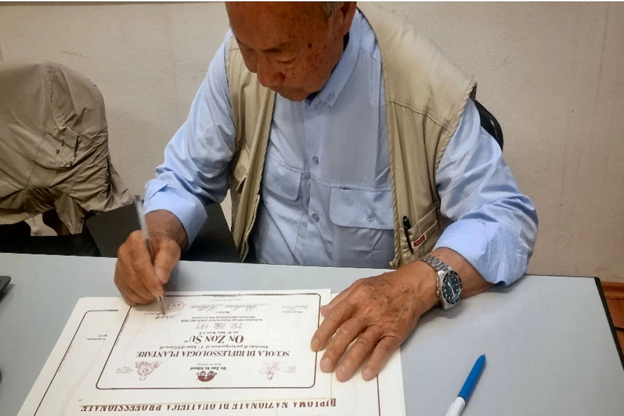 Il Maestro C.Y. Ming Wong, caposcuola On Zon Su®, firma un diploma di formazione dei corsi di Riflessologia Plantare On Zon Su® della On Zon Su School