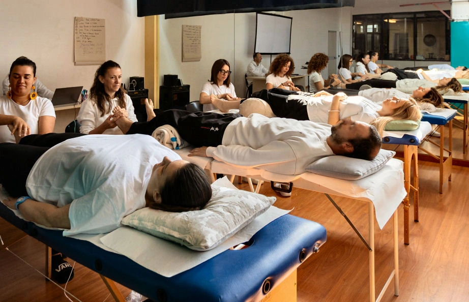 Allievi della On Zon Su School durante le esercitazioni pratiche di Riflessologia Plantare On Zon Su® sui lettini nella sede di Verona