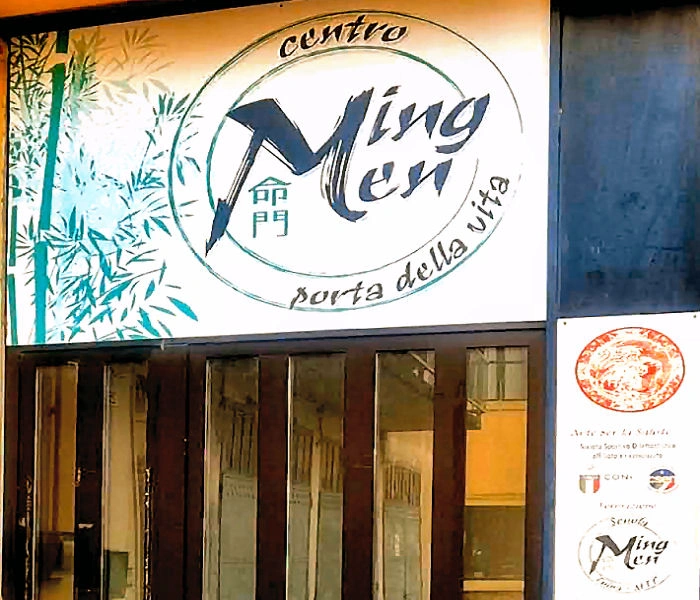 Ingresso esterno del Centro Ming Men a Verona con insegna della struttura, sede dei corsi di Riflessologia Plantare On Zon Su®