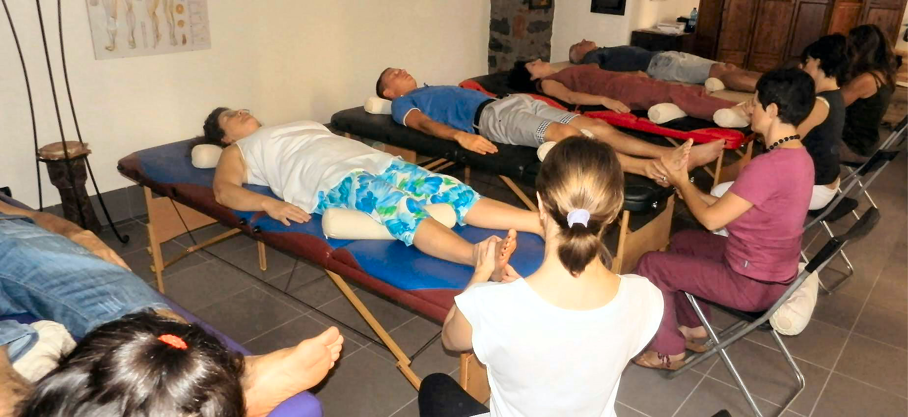Corso di Riflessologia Plantare On Zon Su School: studenti riflessologi durante la sessione pratica.