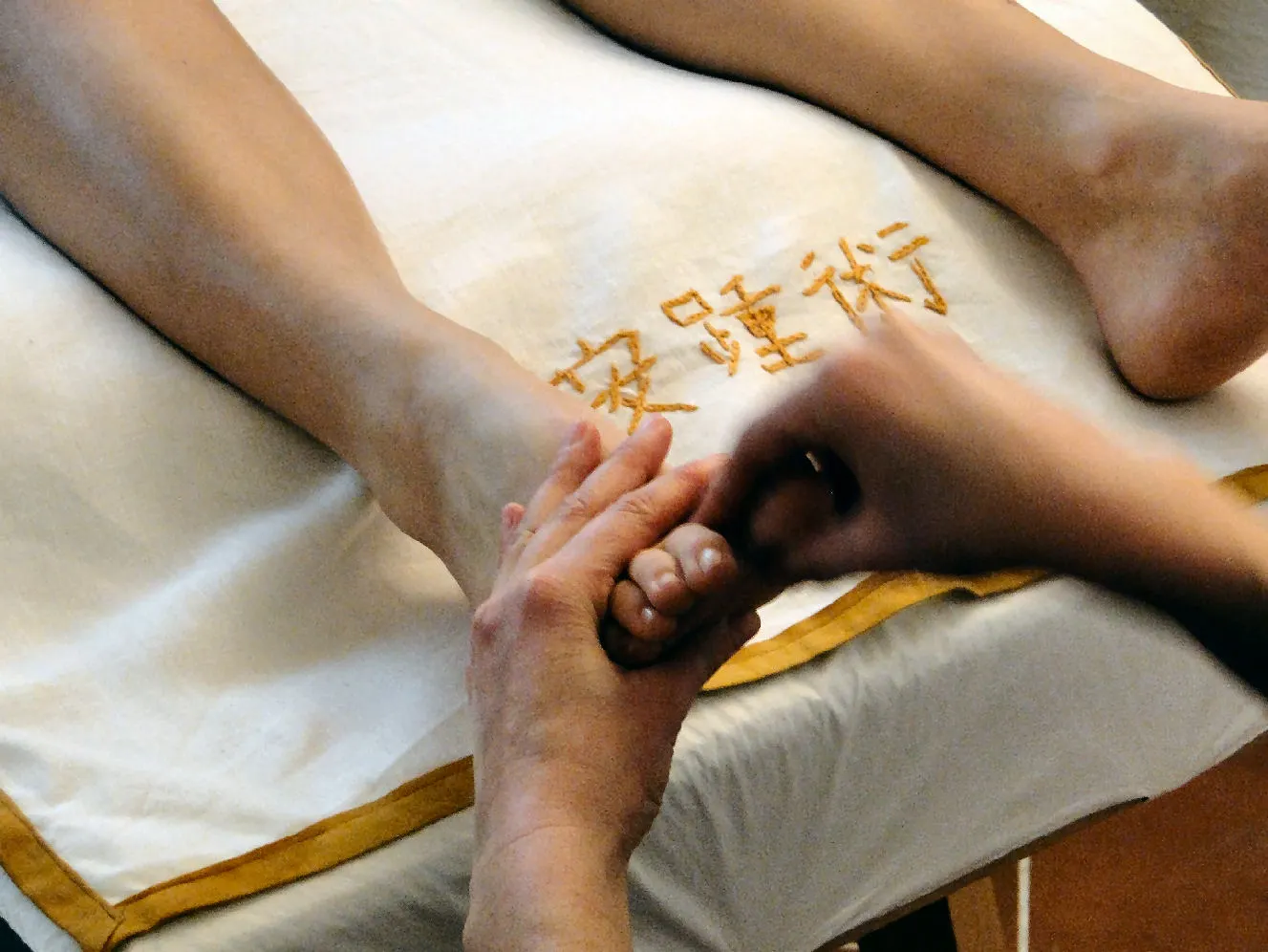 Operatore durante un trattamento di riflessologia plantare sui piedi con il metodo On Zon Su