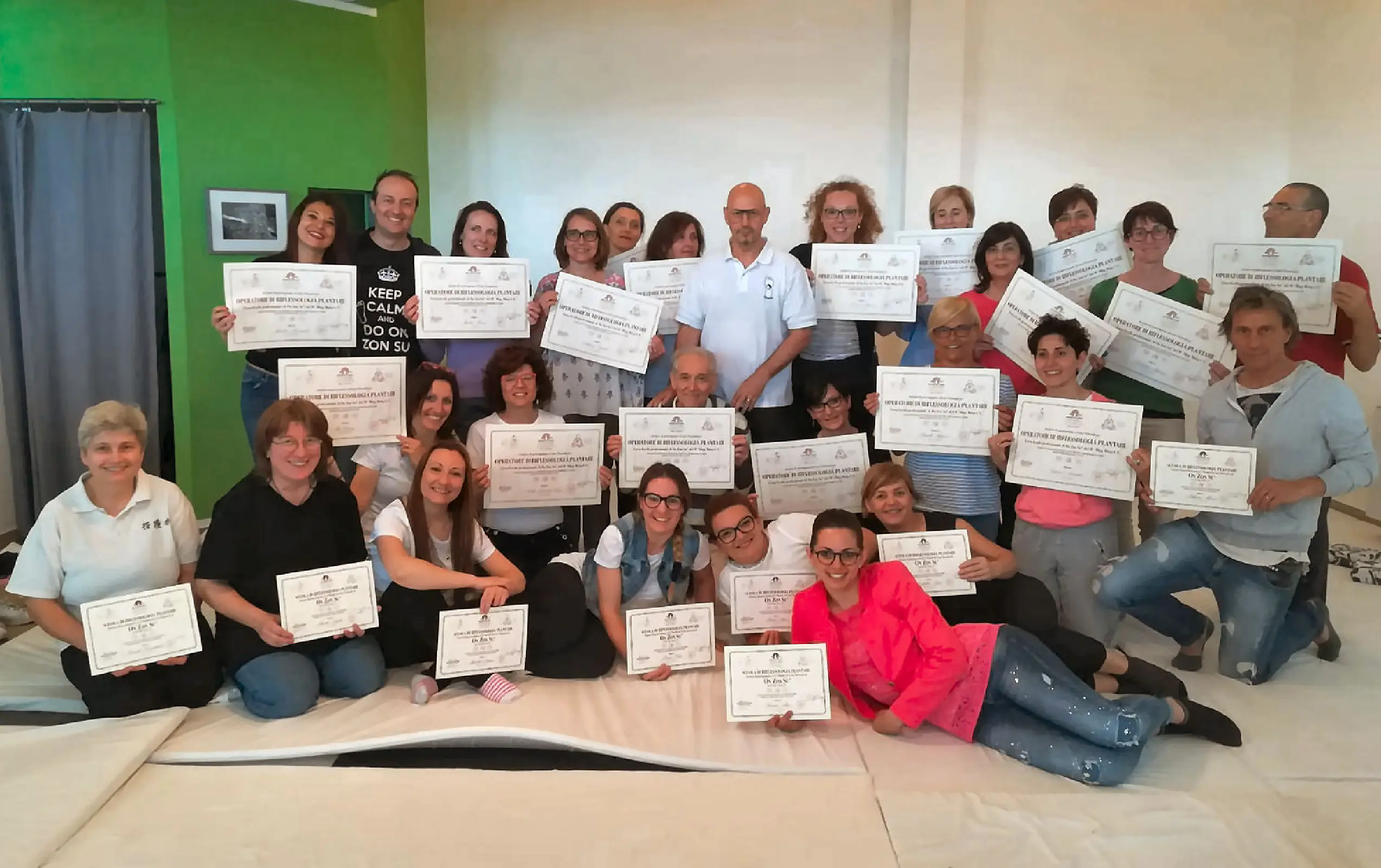 Gruppo di diplomati del corso triennale di riflessologia plantare On Zon Su® con due istruttori e diplomi finali, formazione certificata secondo la legge 4/2013.