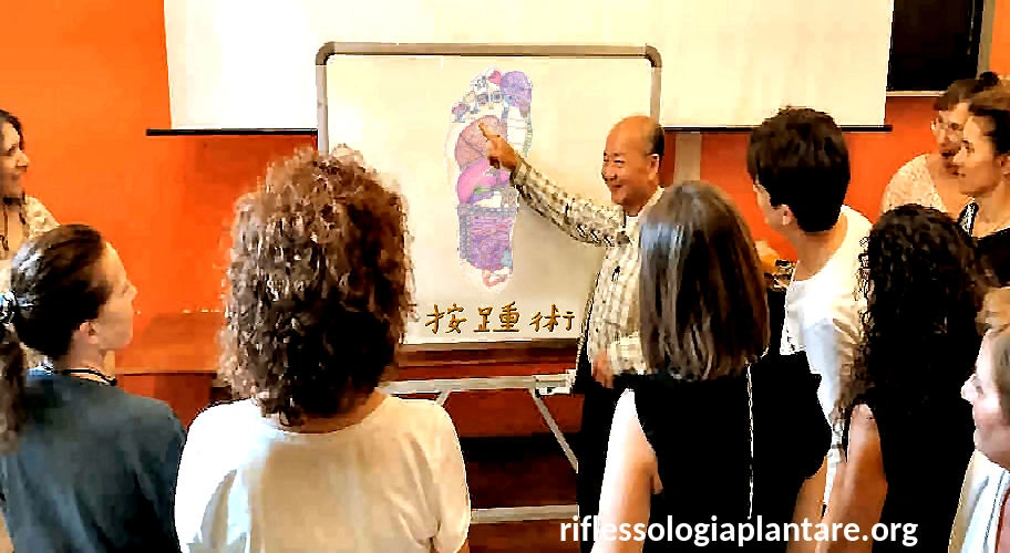 Il maestro Ming Wong, caposcuola del metodo On Zon Su® di riflessologia plantare, illustra i dettagli di una mappa riflessologica basata sulla tradizione taoista e sui meridiani energetici della medicina cinese.