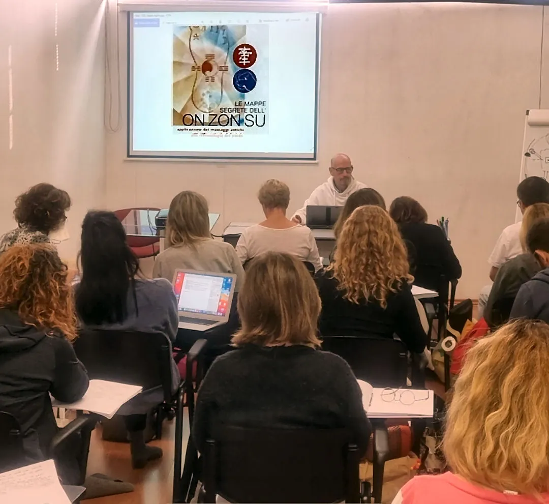 Studenti della On Zon Su School dal 1999 durante una lezione teorica di riflessologia plantare in aula, in coerenza con la missione formativa della scuola.